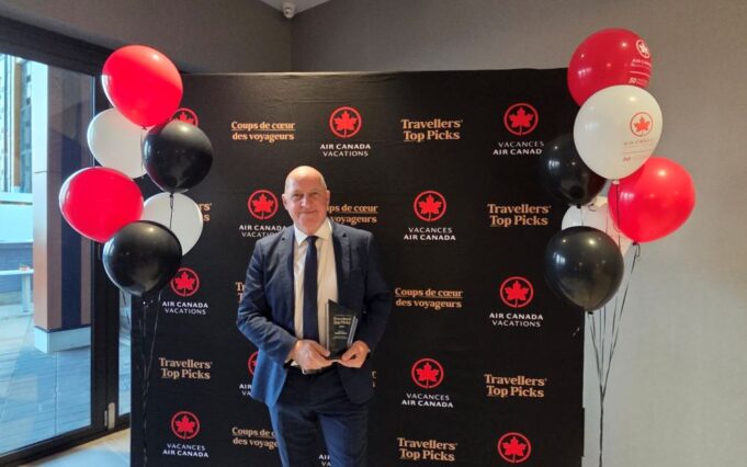 Ψήφο εμπιστοσύνης στη Σαντορίνη δίνουν οι Καναδοί ταξιδιώτες