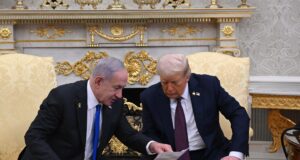 Ο Τραμπ δηλώνει ότι θα εκδικηθεί τον θάνατο των τριών Αμερικανών στρατιωτών και καλεί τους Φρουρούς της Επανάστασης να καταθέσουν τα όπλα