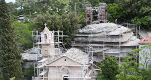 Επίσκεψη Λ. Μενδώνη στην Ικαρία – Ολοκλήρωση εργασιών στην Ιερά Μονή Οσίας Θεοκτίστης