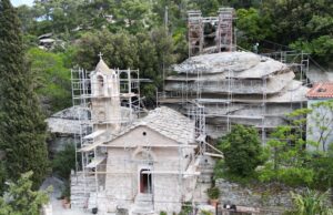 Επίσκεψη Λ. Μενδώνη στην Ικαρία – Ολοκλήρωση εργασιών στην Ιερά Μονή Οσίας Θεοκτίστης