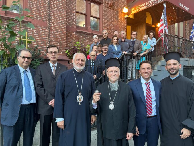 O Άγιος Δημήτριος στο Ισπανικό Χάρλεμ έβαλε τα γιορτινά του και περιμένει τους πιστούς