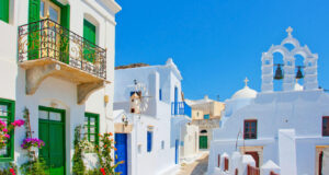 Αμοργός: Το απέραντο γαλάζιο που διατηρεί την αυθεντικότητά του