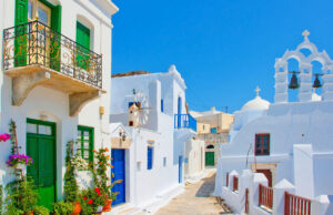 Αμοργός: Το απέραντο γαλάζιο που διατηρεί την αυθεντικότητά του