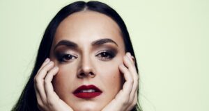 Ερήνη Τορνεσάκη: Με «πυξίδα» την Κρήτη και το ριζίτικο τραγούδι στα Grammy Awards