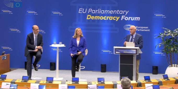 Γιώργος Παπανδρέου: «Πρέπει να ξανα- εφεύρουμε τη Δημοκρατία πριν τη διαλύσουν άλλοι»