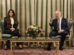 Η Πρώτη Εβδομάδα της Κίμπερλι Γκιλφόιλ: Η Νέα Πρέσβης Φέρνει στην Αθήνα την Άμεση Διπλωματία της εποχής Τραμπ