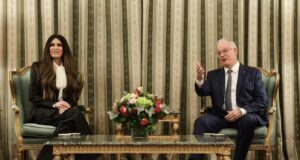 Η Πρώτη Εβδομάδα της Κίμπερλι Γκιλφόιλ: Η Νέα Πρέσβης Φέρνει στην Αθήνα την Άμεση Διπλωματία της εποχής Τραμπ