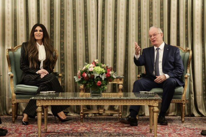 Η Πρώτη Εβδομάδα της Κίμπερλι Γκιλφόιλ: Η Νέα Πρέσβης Φέρνει στην Αθήνα την Άμεση Διπλωματία της εποχής Τραμπ