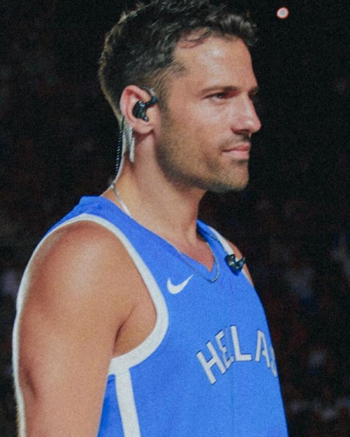 Review: Konstantinos Argiros mesmerizes the Barclays Center in Brooklyn with his Greek vocals