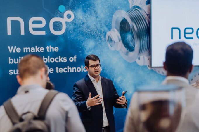 Βασίλης Τσιάνος: O Έλληνας Πίσω από την Κούρσα για τις Σπάνιες Γαίες Προειδοποιεί για το «Μεγαλύτερο Ενεργό Ρίσκο» της Ευρώπης