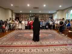 Νέοι και νέες έψαλαν τα κάλαντα στον Αρχιεπίσκοπο Μακάριο