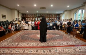 Νέοι και νέες έψαλαν τα κάλαντα στον Αρχιεπίσκοπο Μακάριο