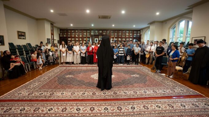 Νέοι και νέες έψαλαν τα κάλαντα στον Αρχιεπίσκοπο Μακάριο