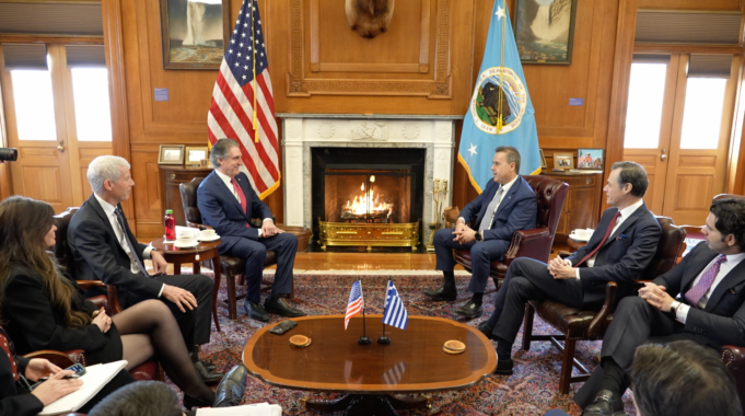 Το Παρασκήνιο της Συνόδου στην Ουάσιγκτον: O Κάθετος Διάδρομος, o Ελέφαντας στο Δωμάτιο και το Ελληνικό Στοίχημα του LNG