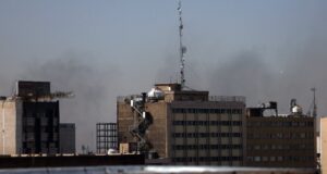 Οι ΗΠΑ και το Ισραήλ εξαπολύουν επίθεση εναντίον του Ιράν