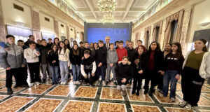 Μ.Χαρακόπουλος σε μαθητές στη Βουλή: Αποστολή της παιδείας η ενίσχυση εθνικής και θρησκευτικής συνείδησης