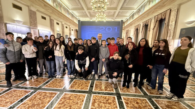 Μ.Χαρακόπουλος σε μαθητές στη Βουλή: Αποστολή της παιδείας η ενίσχυση εθνικής και θρησκευτικής συνείδησης