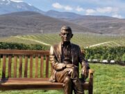 Ο κυρ-Γιάννης «επέστρεψε» στα αμπέλια του – Γλυπτό από ορείχαλκο στο κτήμα στη Νάουσα