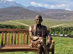 Ο κυρ-Γιάννης «επέστρεψε» στα αμπέλια του – Γλυπτό από ορείχαλκο στο κτήμα στη Νάουσα