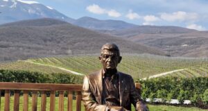 Ο κυρ-Γιάννης «επέστρεψε» στα αμπέλια του – Γλυπτό από ορείχαλκο στο κτήμα στη Νάουσα