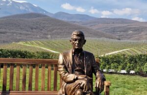 Ο κυρ-Γιάννης «επέστρεψε» στα αμπέλια του – Γλυπτό από ορείχαλκο στο κτήμα στη Νάουσα