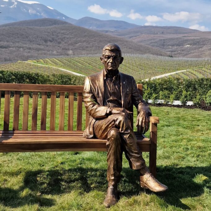 Ο κυρ-Γιάννης «επέστρεψε» στα αμπέλια του – Γλυπτό από ορείχαλκο στο κτήμα στη Νάουσα