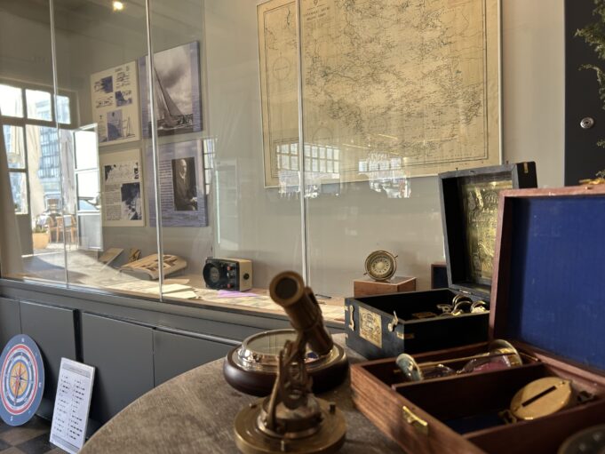 Τον Έλληνα ωκεανοπόρο που διέσχισε τον Ατλαντικό με μια… μικρή «Χαρά» παρουσιάζουν στους μαθητές το Maritime Museum και το Ολυμπιακό Μουσείο