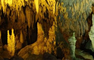 Ιχνηλατώντας το μοναδικό Σπήλαιο του Δράκου στην Καστοριά