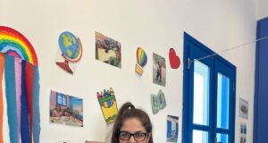 Η δασκάλα με τη μία μαθήτρια, που λάτρεψε την Ηρακλειά και έμεινε μόνιμα εκεί