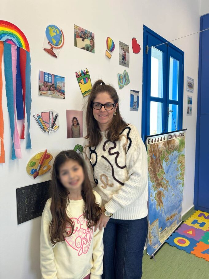 Η δασκάλα με τη μία μαθήτρια, που λάτρεψε την Ηρακλειά και έμεινε μόνιμα εκεί