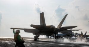 Πόλεμος στη Μέση Ανατολή: Δύο μαχητικά αεροσκάφη των ΗΠΑ καταρρίφθηκαν στο Ιράν και τον Κόλπο, με την Τεχεράνη να αναζητά έναν αγνοούμενο πιλότο