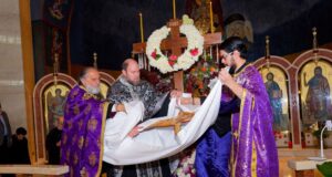 Κατάνυξη και συγκίνηση κατά την Αποκαθήλωση στον Άγιο Νικόλαο του Φλάσινγκ