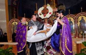 Κατάνυξη και συγκίνηση κατά την Αποκαθήλωση στον Άγιο Νικόλαο του Φλάσινγκ