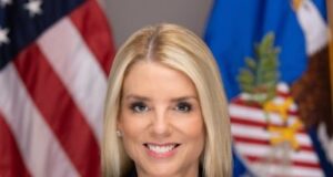 Αποπέμφθηκε η υπουργός Δικαιοσύνης Παμ Μπόντι