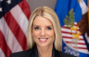 Αποπέμφθηκε η υπουργός Δικαιοσύνης Παμ Μπόντι