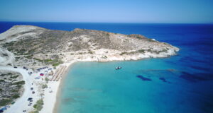 Τα Πράσσα Κιμώλου στις παραλίες που προτείνει το Conde Nast Traveller