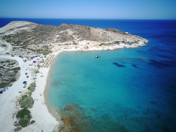 Τα Πράσσα Κιμώλου στις παραλίες που προτείνει το Conde Nast Traveller