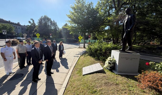 Κατάθεση στεφάνου στο άγαλμα του Ελευθερίου Βενιζέλου στην Ελληνική Πρεσβεία