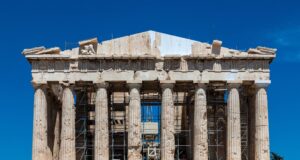 ΥΠΠΟ: Ολοκληρώθηκε η αποκατάσταση του δυτικού αετώματος του Παρθενώνα