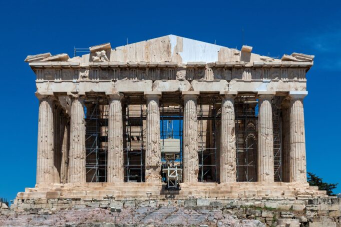 ΥΠΠΟ: Ολοκληρώθηκε η αποκατάσταση του δυτικού αετώματος του Παρθενώνα