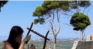 Η Θεσσαλονικιά Ρόζα Φραγκοράπτη έφερε ήχους της αρχαίας λύρας στην «Οδύσσεια»
