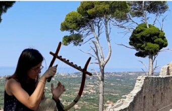 Η Θεσσαλονικιά Ρόζα Φραγκοράπτη έφερε ήχους της αρχαίας λύρας στην «Οδύσσεια»