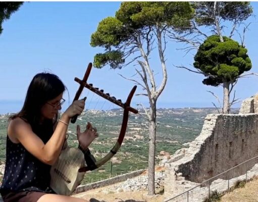 Η Θεσσαλονικιά Ρόζα Φραγκοράπτη έφερε ήχους της αρχαίας λύρας στην «Οδύσσεια»