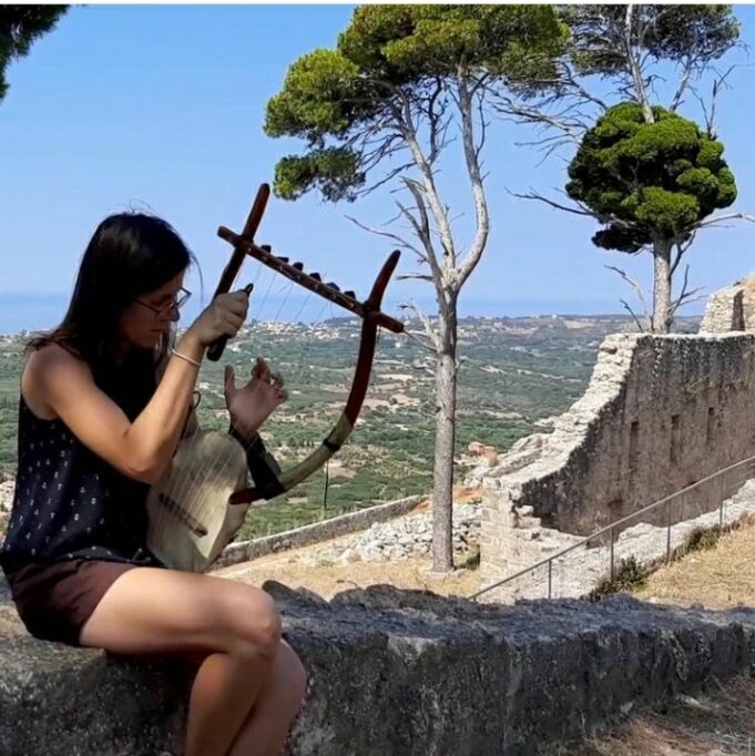 Η Θεσσαλονικιά Ρόζα Φραγκοράπτη έφερε ήχους της αρχαίας λύρας στην «Οδύσσεια»
