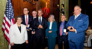Παρασημοφορήσεις έξι ομογενών στο γεύμα για τον Πρωθυπουργό