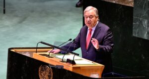 Δεν μπορούμε να αγνοήσουμε τους κινδύνους που εγκυμονεί η ΤΝ, προειδοποιεί ο γγ του ΟΗΕ