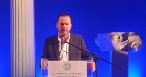 Από τους Φιλίππους στη Νέα Υόρκη: Η λογοτεχνική επιστροφή του Κώστα Ευκαρπίδη